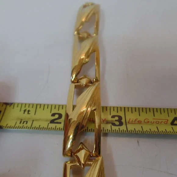 Vintage Monet Bracelet Gold Tone Links Leaf Design Cutouts 7" Fold Over Clasp - Picture 10 of 10